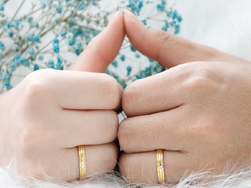 Nhẫn cặp đeo ngón nào? Cách đeo nhẫn cặp đúng nhất cho các cặp đôi -  Thegioididong.com