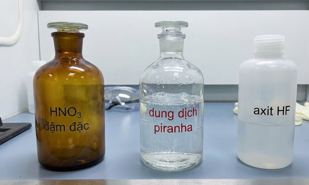 so sánh nước cường toan với các chất ăn mòn mạnh