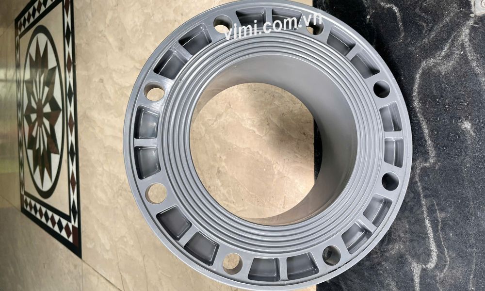 cận cảnh rãnh của mặt bích pvc200