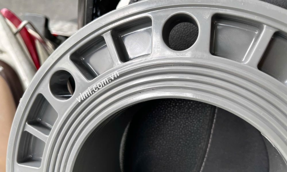 cận cảnh rãnh kết nối của mặt bích nhựa phi 60